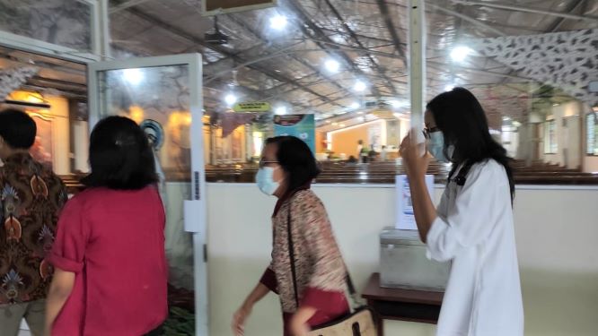 satu keluarga memasuki gereja